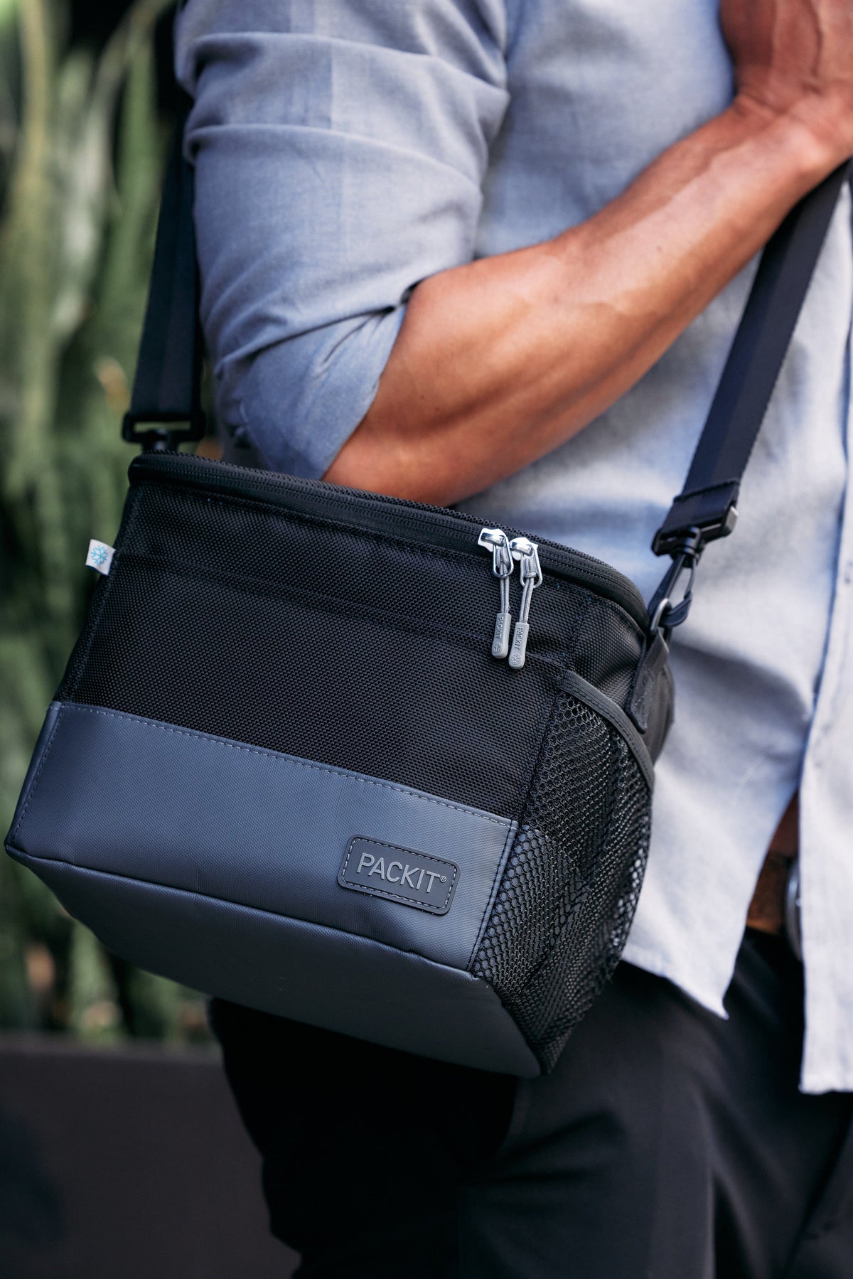 freezable-lunch-pail-b3 freezable-upright-lunch-pail-black-gray-lifestyle-male-city.jpg