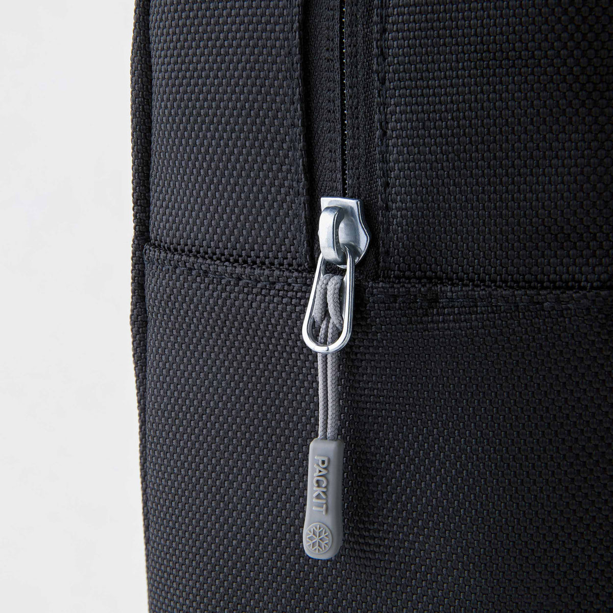 freezable-wine-carrier-l8 freezable-wine-carrier-black-ecofreeze-plus-zoom-zipper-pull.jpg